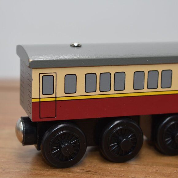 2002 EXPRESS COACH Thomas & Friends Train Take N Play Engine Wooden Wood VTG - Picture 2 of 7